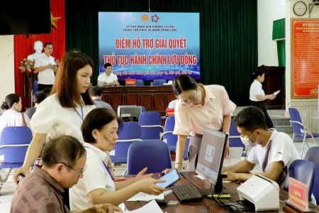 Bắc Ninh: Phường Từ Sơn hỗ trợ người dân giải quyết thủ tục hành chính lưu động