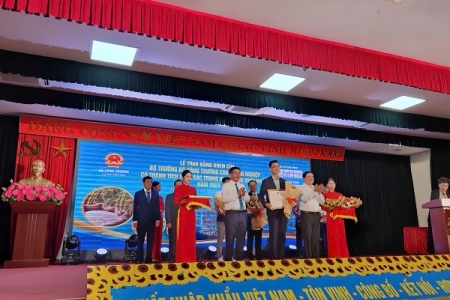 Công ty TNHH Đóng tàu HD Hyundai Việt Nam (HVS) được Bộ Công thương trao bằng khen vì thành tích xuất khẩu xuất sắc