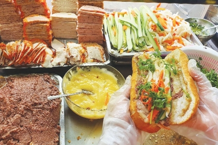 Bánh mì Sài Gòn: Tinh hoa ẩm thực đường phố gói trọn trong ổ bánh giòn rụm