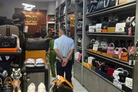 Hàng giả "hàng hiệu" tràn lan: Công an Hà Nội thu giữ hàng nghìn sản phẩm tại khu đô thị Mỹ Đình