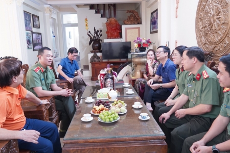 Giám đốc Công an tỉnh Thanh Hóa thắp hương tri ân nguyên lãnh đạo Công an tỉnh qua các thời kỳ