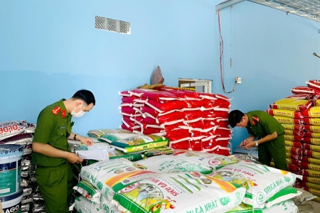 Cà Mau: Phát hiện số lượng lớn sản phẩm vật tư nông nghiệp không rõ nguồn gốc