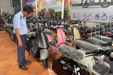 Phát hiện 2 cơ sở kinh doanh xe đạp điện không rõ nguồn gốc xuất xứ