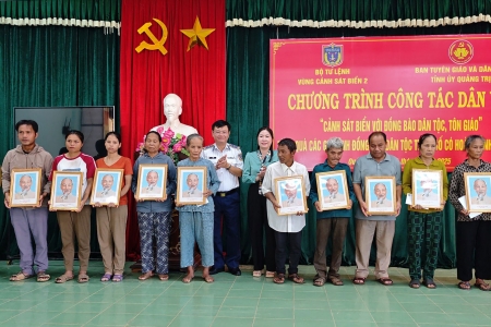 Cảnh sát Biển Việt Nam đến với đồng bào dân tộc Pacô, Vân Kiều