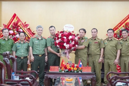 Công an tỉnh Hủa Phăn thăm, chúc mừng cán bộ, chiến sĩ Công an tỉnh Thanh Hóa