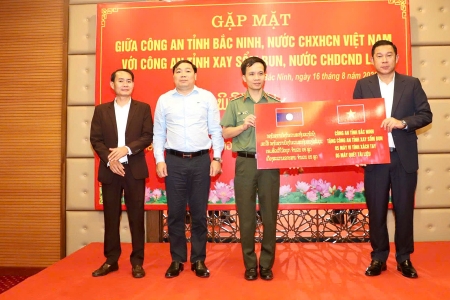 Công an tỉnh Bắc Ninh tặng trang thiết bị cho Công an tỉnh Xay Sổm Bun