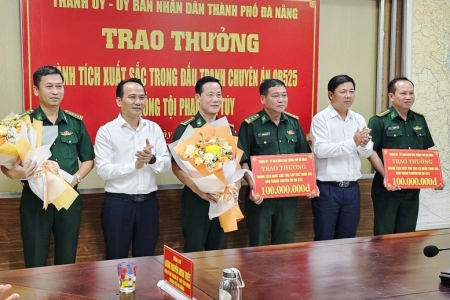 Khen thưởng đột xuất lực lượng triệt phá chuyên án gần 300 kg ma túy