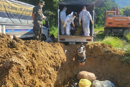 Lào Cai: Tiến hành tiêu hủy hơn 10 tấn thực phẩm đông lạnh nhập lậu