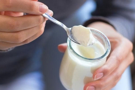 Ăn sữa chua không đường có mang lại hiệu quả trong việc giảm mỡ bụng?