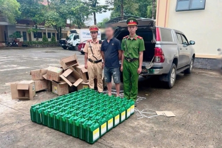 Đồng Nai: Bắt giữ xe tải chở hàng trăm lít thuốc diệt cỏ không rõ nguồn gốc