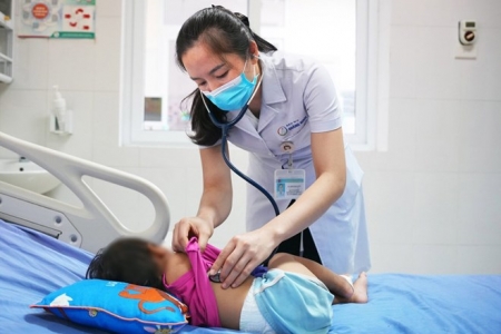 Quảng Ninh: Cấp cứu kịp thời trẻ 21 tháng tuổi nghi bị rắn cạp nia cắn