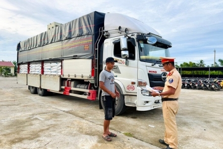 Phát hiện hàng chục tấn đường trắng không rõ nguồn gốc trên cao tốc La Sơn – Túy Loan