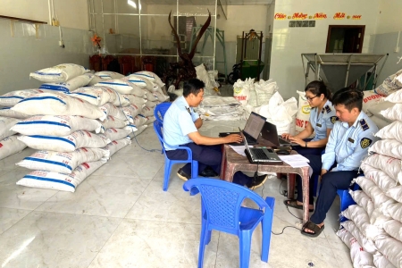 Đồng Tháp: Phát hiện 2,5 tấn đường cát nhập lậu tại phường Hồng Ngự