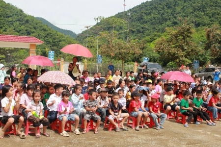 Chung tay sẻ chia với học sinh vùng lũ Nghệ An