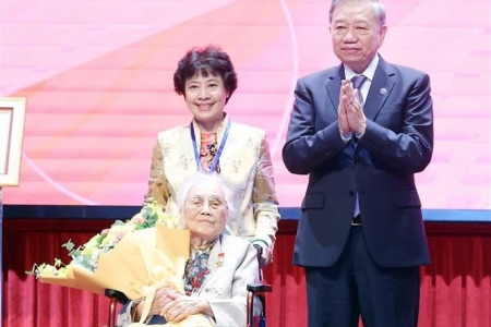 Tổng Bí thư Tô Lâm trao danh hiệu Anh hùng Lao động cho nguyên Phó Chủ tịch nước Nguyễn Thị Bình