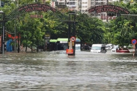 Hà Nội ngập sâu, giao thông tê liệt sau mưa lớn xuyên đêm và rạng sáng 26/8