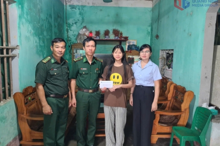 Đồn Biên phòng Cửa khẩu cảng Vạn Gia trao kinh phí hỗ trợ học sinh có hoàn cảnh khó khăn