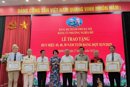 Trang trọng Lễ trao Huy hiệu Đảng cho 283 đảng viên phường Nghĩa Đô đợt 2/9