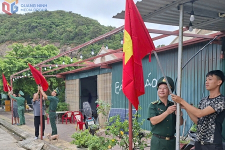 Đồn Biên phòng Đảo Trần đón nhận cờ Tổ quốc do tập thể, cá nhân trao tặng