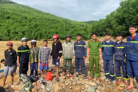 Công an Quảng Trị giải cứu 5 người đi làm rừng mắc kẹt gần 2 ngày do nước lũ