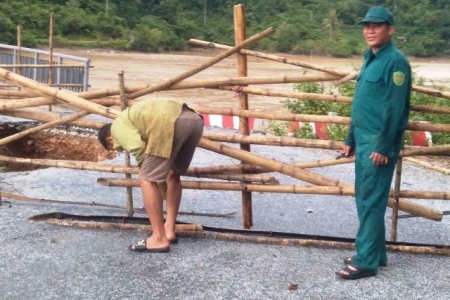 Mưa lũ sau bão số 6 gây chia cắt nhiều xã miền Tây Nghệ An