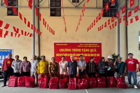 Phường Ngô Quyền tặng quà các hộ dân có hoàn cảnh khó khăn dịp Quốc khánh 2/9