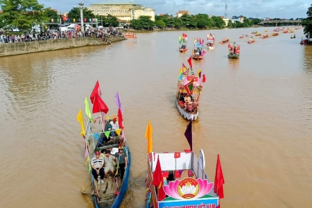 Sôi động lễ hội đua thuyền truyền thống trên sông Kiến Giang