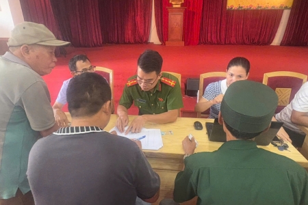 Người dân phường Nguyễn Đại Năng phấn khởi nhận quà 100.000 đồng dịp Quốc khánh 2/9