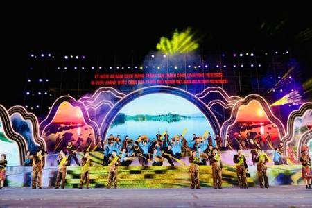 Lào Cai: Ấn tượng chương trình nghệ thuật “80 năm vang mãi bản hùng ca”.