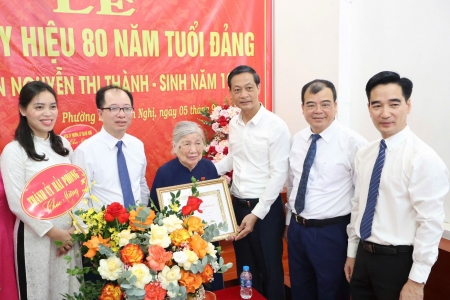 Hải Phòng: Trao Huy hiệu 80 năm tuổi Đảng cho đảng viên lão thành tại phường Lê Thanh Nghị