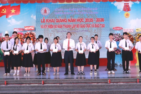 Chủ tịch UBND tỉnh Đồng Tháp dự khai giảng năm học mới 2025 – 2026