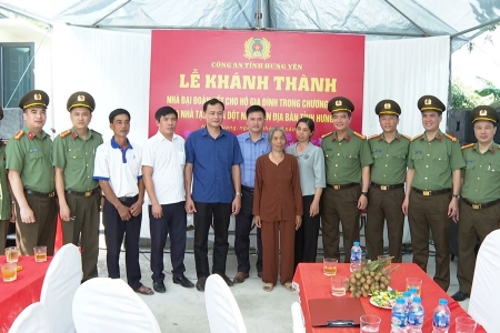Công an tỉnh Hưng Yên: Tổ chức Lễ khánh thành và bàn giao Nhà Đại đoàn kết cho gia đình có hoàn cảnh khó khăn