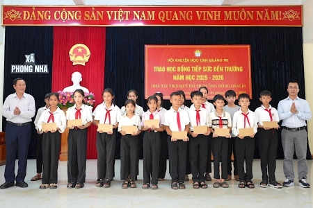 Trao học bổng “Tiếp sức đến trường” cho học sinh Quảng Trị