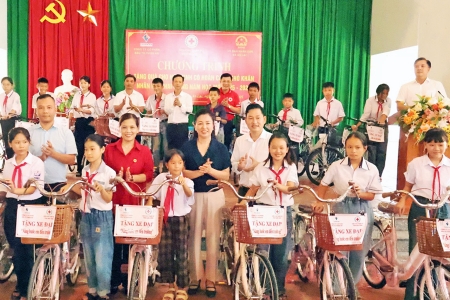 Bắc Ninh: Trao quà cho học sinh có hoàn cảnh khó khăn nhân dịp năm học mới