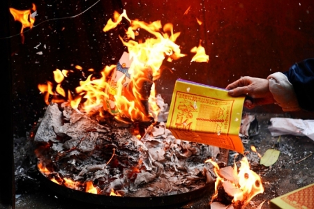 Hà Nội: Cần bảo đảm an toàn PCCC khi thắp hương, đốt vàng mã dịp Rằm tháng 7