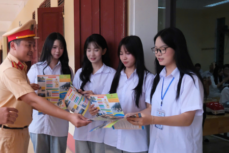 Cảnh sát giao thông Bắc Ninh tặng mũ bảo hiểm, tuyên truyền an toàn giao thông cho học sinh