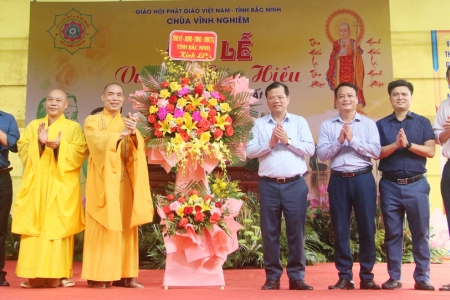 Lãnh đạo tỉnh Bắc Ninh thăm, tặng quà nhân Đại lễ Vu Lan tại chùa Vĩnh Nghiêm