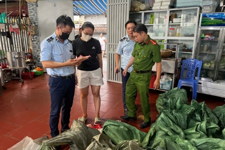 Phát hiện lô xúc xích gần 1 tấn không đảm bảo nguồn gốc tại Hà Nội