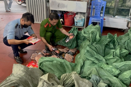 Hà Nội: Thu giữ gần 1 tấn xúc xích “trôi nổi” chuẩn bị tuồn ra cổng trường học