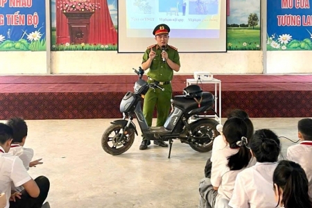 Công an xã Hợp Tiến phát động tháng cao điểm an toàn giao thông trên địa bàn