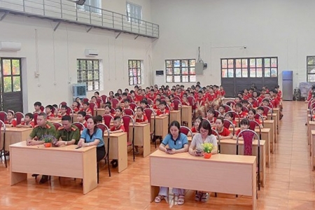 Công an xã An Quang tuyên truyền Luật Trật tự ATGT đường bộ tại Trường Tiểu học Quang Trung