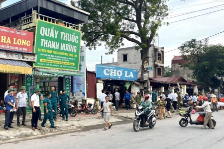 Xã Hợp Tiến ra quân giải tỏa hành lang an toàn giao thông, trật tự công cộng