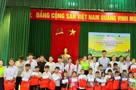 Trao quà cho học sinh có hoàn cảnh khó khăn tại xã Thọ Phú