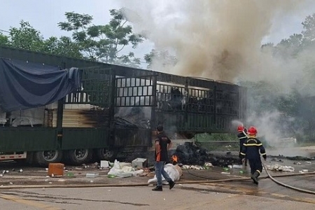 Lạng Sơn: Cháy xe chở hàng, phát hiện gần 3 tấn xúc xích không rõ nguồn gốc