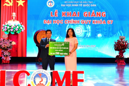 Vietcombank tặng học bổng 200 triệu đồng cho sinh viên Đại học Kinh tế Quốc dân