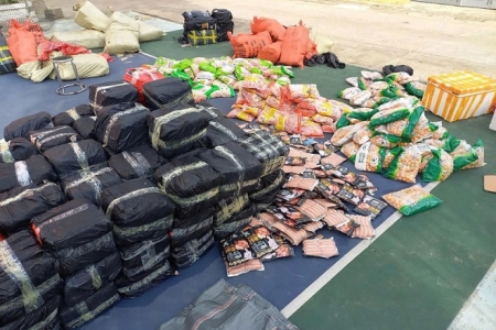 Hơn 3 tấn thực phẩm không rõ nguồn gốc bị phát hiện trên xe khách tại Tuyên Quang