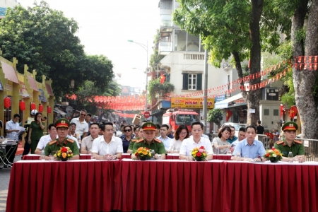 Ra mắt lực lượng thường trực chữa cháy, cứu nạn, cứu hộ tại phố đi bộ Hoàn Kiếm