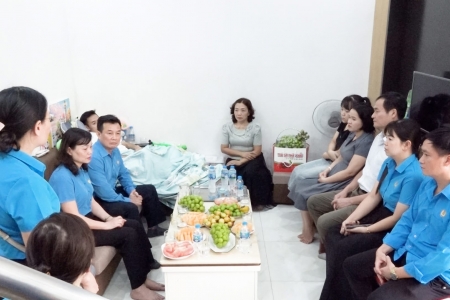 LĐLĐ TP. Hải Phòng và Công đoàn phường Kiến An thăm, tặng quà đoàn viên có hoàn cảnh khó khăn