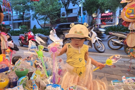 Hà Nội: Thêm một mùa Trung thu đối mặt đồ chơi trôi nổi