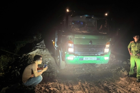 Mật phục trong đêm, bắt quả tang vụ đổ trộm phế thải tại bãi sông Hồng